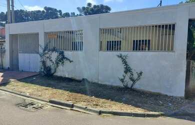 Imagem: A casa possui 3 Dormitórios, 2 Banheiros e 2 Vagas na garagem