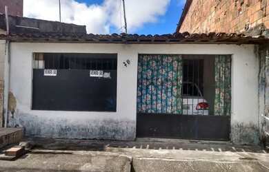 Imagem: A casa possui 3 Dormitórios, 1 Banheiro, 1 Vaga na garagem