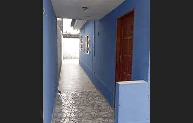 Imagem: A casa possui 2 Dormitórios, 1 Banheiro, 2 Vagas na garagem