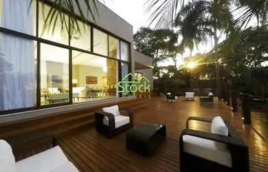 Imagem: A casa em condomínio possui 5 Dormitórios, 5 Banheiros, 5