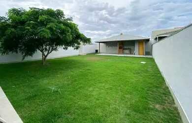 Imagem: A casa possui 2 Dormitórios, 1 Banheiro, 3 Vagas na garagem