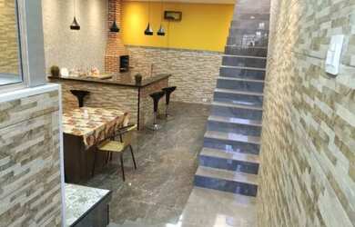 Imagem: A casa possui 2 Dormitórios, 2 Banheiros, 2 Vagas na garagem