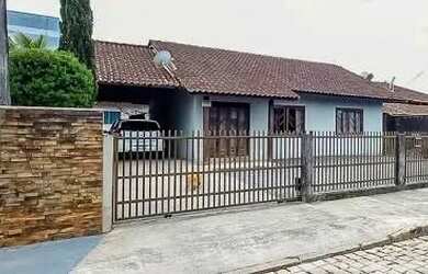 Imagem: A casa possui 3 Dormitórios, 2 Banheiros, 2 Vagas na garagem