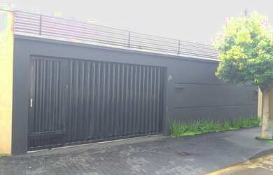 Imagem: A casa possui 3 Dormitórios, 2 Banheiros, 4 Vagas na garagem