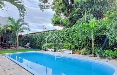 Imagem: A casa possui 3 Dormitórios, 2 Banheiros, 2 Vagas na garagem