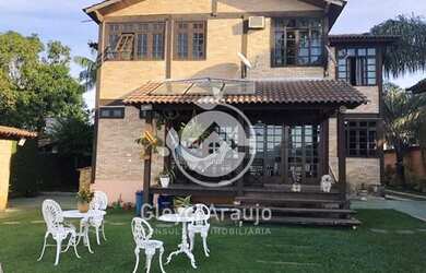 Imagem: A casa possui 4 Dormitórios, 5 Banheiros, 3 Vagas na garagem