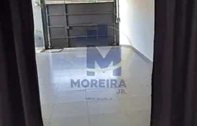 Imagem: A casa possui 3 Dormitórios, 3 Banheiros, 2 Vagas na garagem