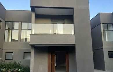 Imagem: A casa em condomínio possui 4 Dormitórios, 1 Banheiro, 3 Vagas