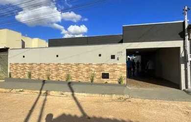 Imagem: A casa possui 3 Dormitórios, 2 Banheiros, 4 Vagas na garagem