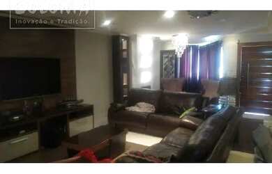 Imagem: A casa possui 4 Dormitórios, 5 Banheiros, 4 Vagas na garagem