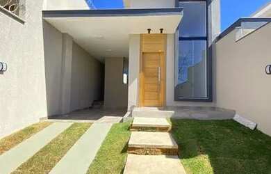 Imagem: A casa possui 3 Dormitórios, 2 Banheiros, 2 Vagas na garagem