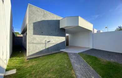 Imagem: A casa possui 3 Dormitórios, 2 Banheiros, 2 Vagas na garagem