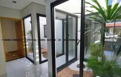 Imagem: A casa possui 3 Dormitórios, 2 Banheiros, 2 Vagas na garagem