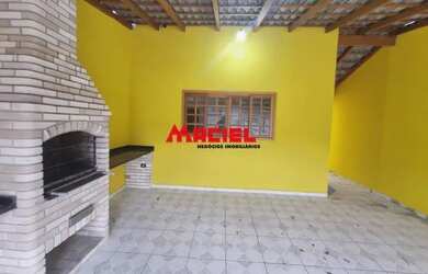 Imagem: A casa possui 3 Dormitórios, 2 Banheiros, 1 Vaga na garagem