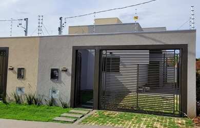 Imagem: A casa possui 3 Dormitórios, 2 Banheiros, 2 Vagas na garagem