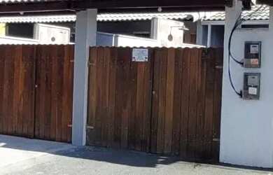 Imagem: A casa possui 1 Dormitório, 1 Banheiro, 1 Vaga na garagem