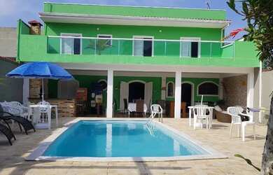 Imagem: A casa possui 3 Dormitórios, Acomodam 12 pessoas, 3 Vagas na