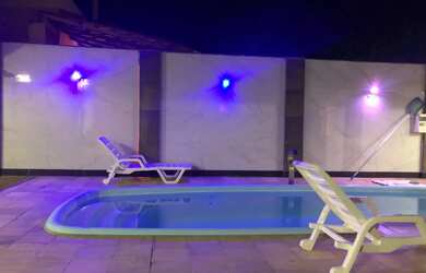 Imagem: A casa possui Acomodam 20 pessoas, 4 Vagas na garagem e está