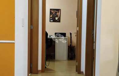 Imagem 4: Apartamento semimobiliado com 2 quartos uma vaga de garagem coberta e...