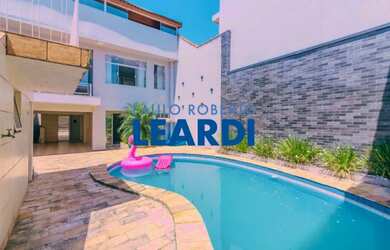 Imagem: A casa possui 5 Dormitórios, 5 Banheiros, 4 Vagas na garagem