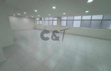 Imagem: O depósito possui 2 Vagas na garagem, 195m² de Área e está