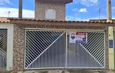 Imagem: A casa possui 3 Dormitórios, 3 Banheiros, 2 Vagas na garagem