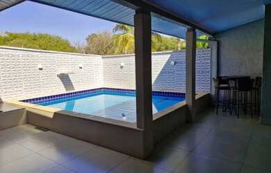 Imagem: A casa possui 3 Dormitórios e está localizado em Quintas