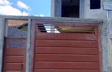 Imagem: A casa possui 3 Dormitórios, 2 Banheiros, 2 Vagas na garagem