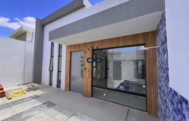 Imagem: A casa possui 3 Dormitórios, 2 Banheiros, 2 Vagas na garagem