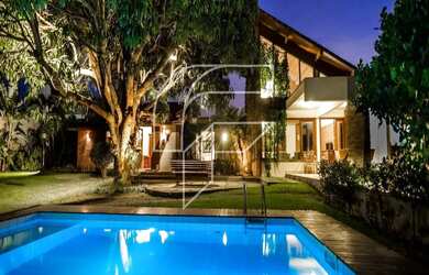 Imagem: A casa possui 4 Dormitórios, 3 Banheiros, 5 Vagas na garagem