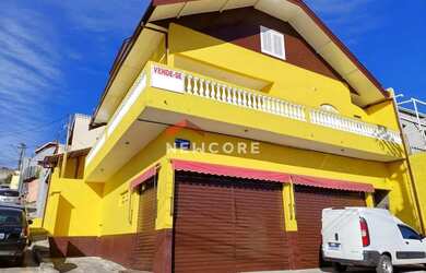 Imagem: A casa possui 4 Dormitórios, 5 Banheiros, 2 Vagas na garagem