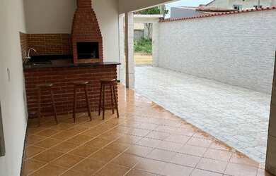 Imagem: A casa possui 3 Dormitórios, 2 Banheiros, 2 Vagas na garagem