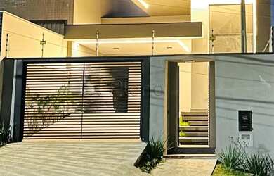 Imagem: A casa possui 3 Dormitórios, 2 Banheiros, 4 Vagas na garagem