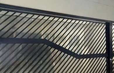 Imagem: A casa possui 3 Dormitórios, 3 Banheiros e 2 Vagas na garagem