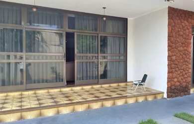 Imagem: A casa possui 5 Dormitórios, 5 Banheiros, 4 Vagas na garagem