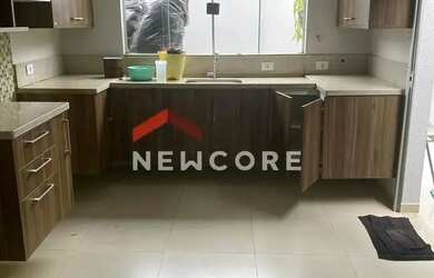 Imagem: A casa possui 3 Dormitórios, 2 Banheiros, 3 Vagas na garagem