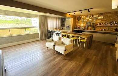 Imagem: O apartamento possui 4 Dormitórios, 4 Banheiros, 2 Vagas na