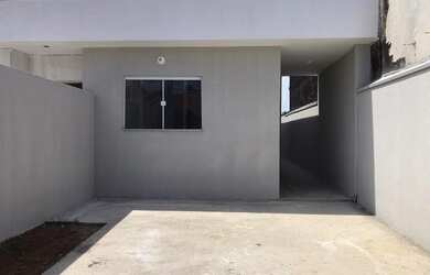 Imagem: A casa possui 2 Dormitórios, 2 Banheiros, 2 Vagas na garagem