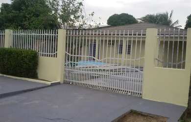 Imagem: A casa possui 4 Dormitórios, 1 Banheiro, 3 Vagas na garagem