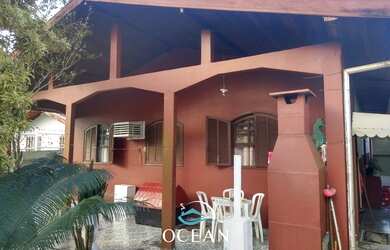 Imagem: A casa possui 3 Dormitórios, 2 Banheiros, 3 Vagas na garagem