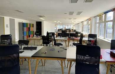 Imagem: O depósito possui 3 Vagas na garagem, 448m² de Área e está