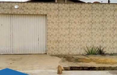 Imagem: A casa possui 3 Dormitórios, 1 Banheiro, 3 Vagas na garagem