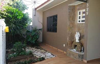 Imagem: A casa possui 3 Dormitórios, 1 Banheiro, 1 Vaga na garagem