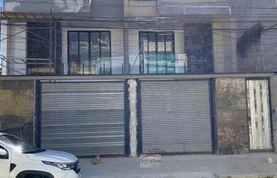 Imagem: A casa possui 3 Dormitórios, 1 Banheiro, 2 Vagas na garagem