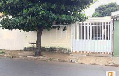 Imagem: A casa possui 2 Dormitórios, 1 Banheiro, 2 Vagas na garagem