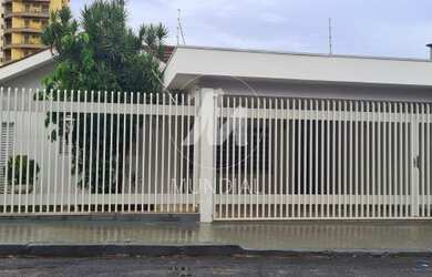 Imagem: O depósito possui 5 Vagas na garagem, 252m² de Área e está