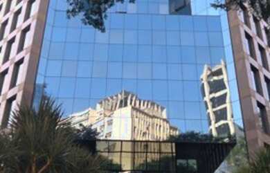 Imagem: O depósito possui 5 Vagas na garagem e 404m² de Área e está