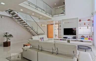 Imagem: A casa possui 4 Dormitórios, 5 Banheiros, 4 Vagas na garagem