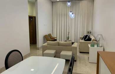 Imagem: A casa possui 3 Dormitórios, 3 Banheiros, 2 Vagas na garagem