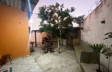 Imagem: A casa possui 2 Dormitórios, 2 Banheiros, 2 Vagas na garagem